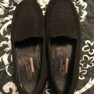 Black sketcher slip ones